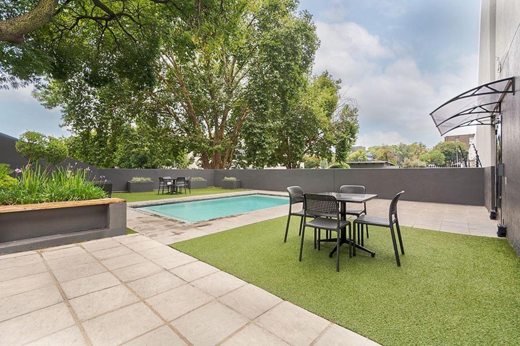 Urban Oasis Apartments At The Bolton โจฮันเนสเบิร์ก ภายนอก รูปภาพ